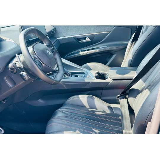 Peugeot 5008 model 2020